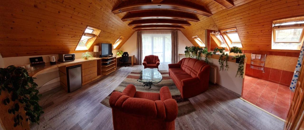 Hotel Platan Panzio à Dobogoko Extérieur photo